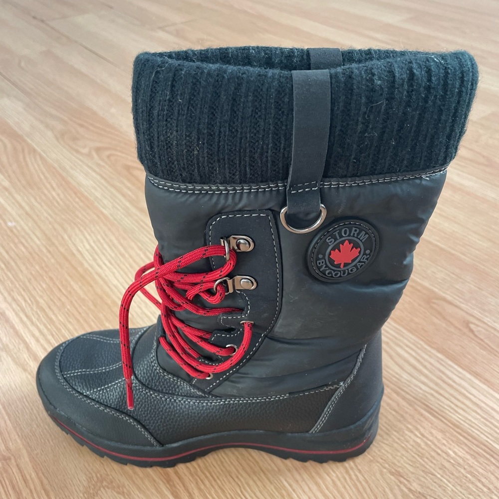 Black snow boots